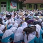Dramatik dan Mencekam! Momen Evakuasi Siswi dalam Simulasi Bencana