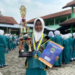 Angkat Piala di Hari Kelulusan, Kesya Wulan Eliyanti Jadi Kebanggaan SMK Gasmeka